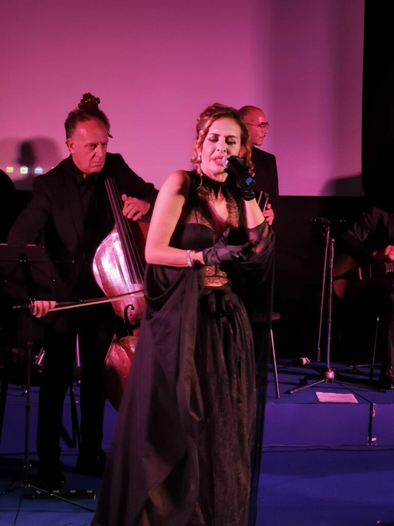 Foto-Spettacolo-Rinascero-1-768x1024 Applausi ed emozioni a Crotone per il tributo a Milva e al tango di Astor Piazzolla