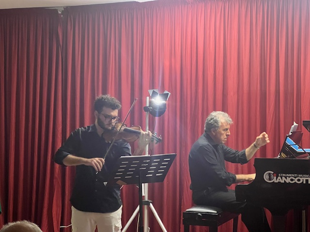 IMG_0244 21 Giugno - Esecuzione di un duo eccezionale formato dal giovane violinista virtuoso Giuseppe Coniglio accompagnato al pianoforte dal Padre Sergio Coniglio