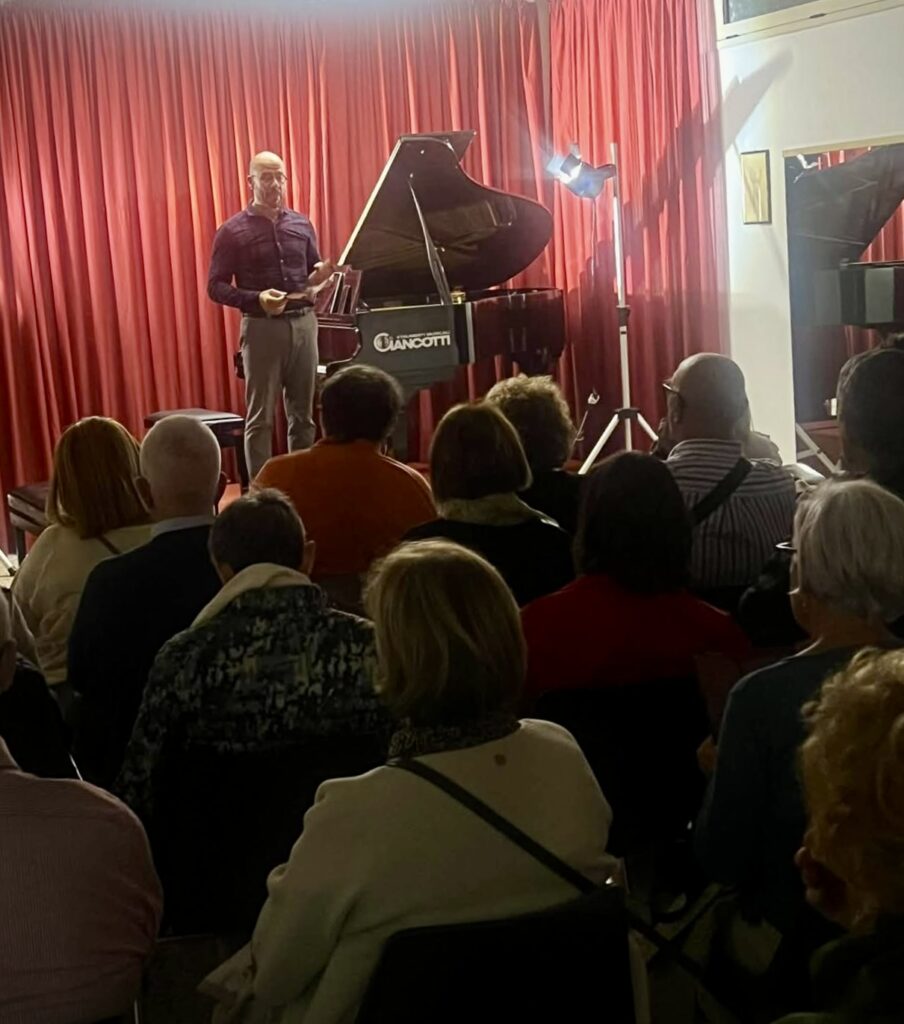 Compositore-Claudio-Sanna-904x1024 46ª Stagione Concertistica “L’Hera della Magna Grecia”. Successo al Festival Pianistico con Cruchley e Sanna. Mercoledì 21 ottobre Serena Autieri porta in scena “La Sciantosa” al Teatro V. Scaramuzza di Crotone